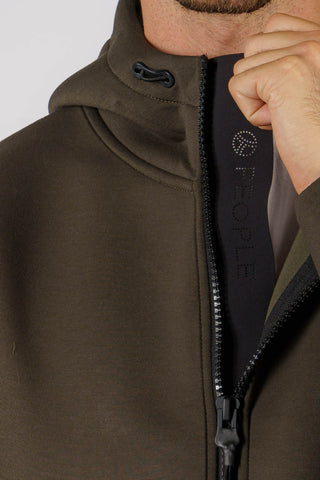 Felpa full zip tecnica con cappuccio.