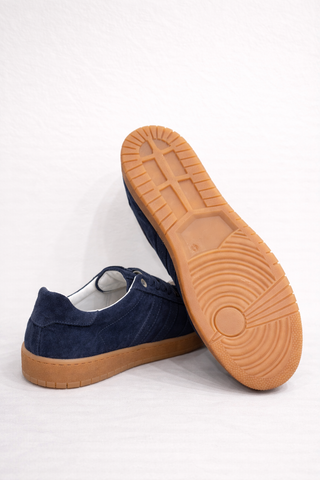 Sneaker in full suede